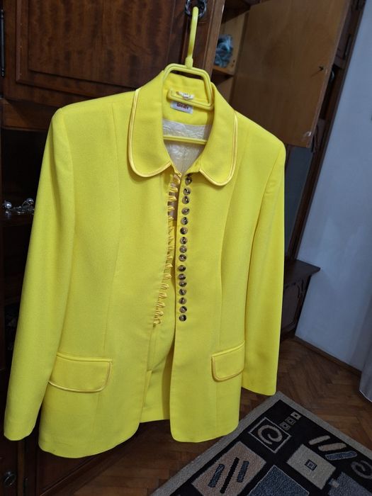 Costum elegant   mărimea 44 stare impecabila