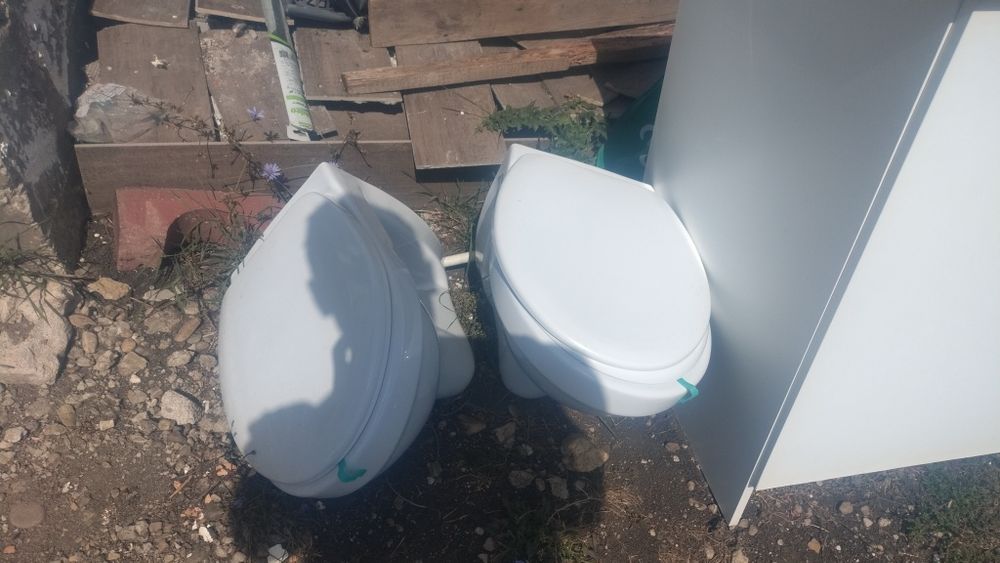 Vând 2 wc suspendate Cersanit