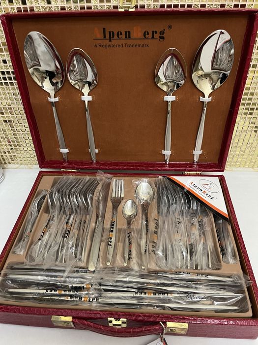 Продам 2 столовых набора на 24 персон