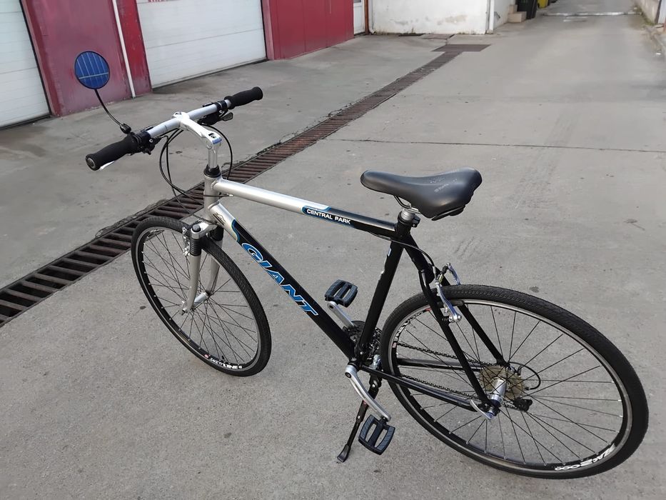 Vând bicicleta Giant din aluminiu pentru bărbați