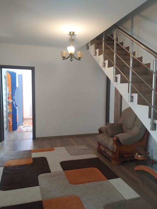 Apartament 4 camere, cu mansarda, 2 garaje, 190 mp, Platou Prundu