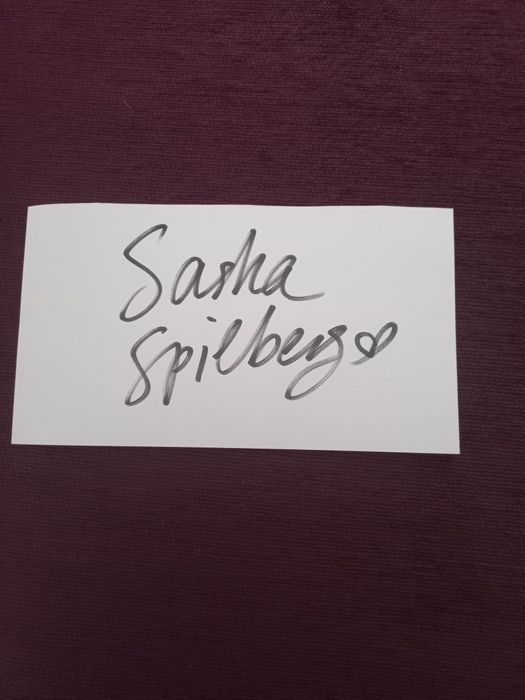 Фото Саши Спилберг с автографом