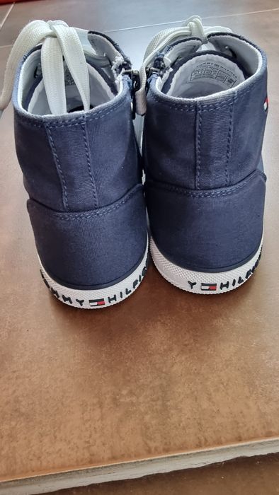 Продавам детски кецове Tommy Hilfiger 38 номер