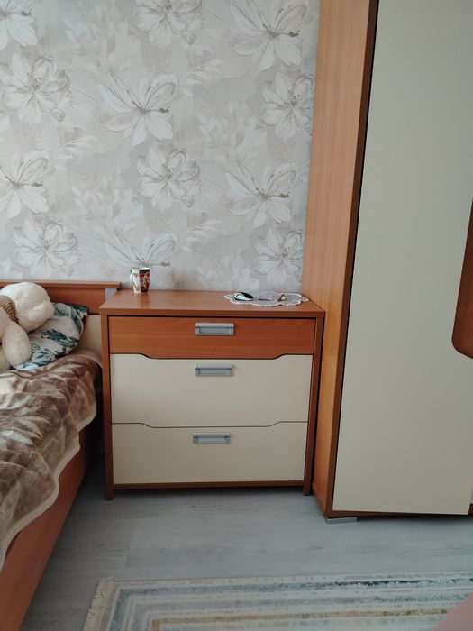 Две одинаковые тумбочки