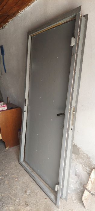 Продам  железную  дверь.