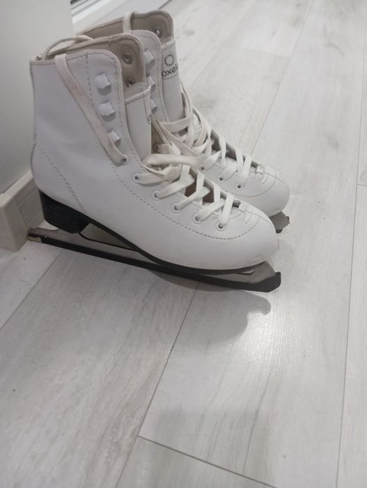 Vând patine gheață