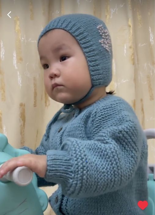 Вязаная детская кофточка с чепчиком
