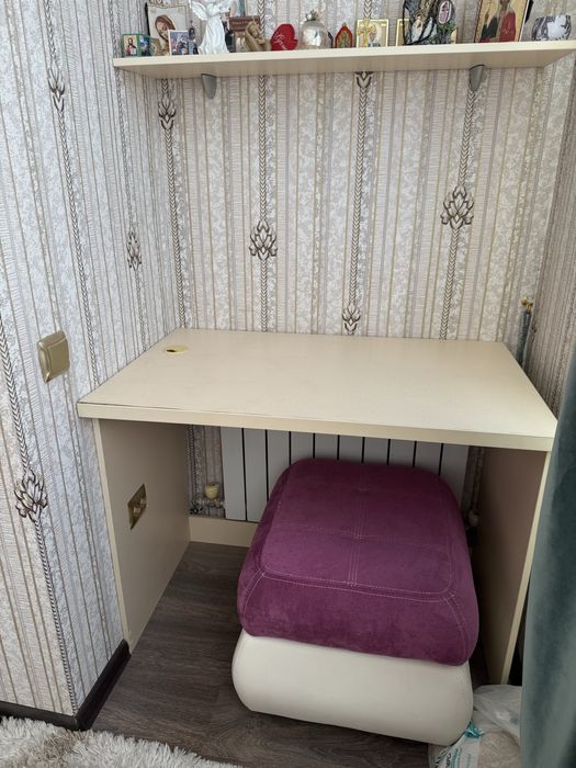Отдам даром стол и пуф