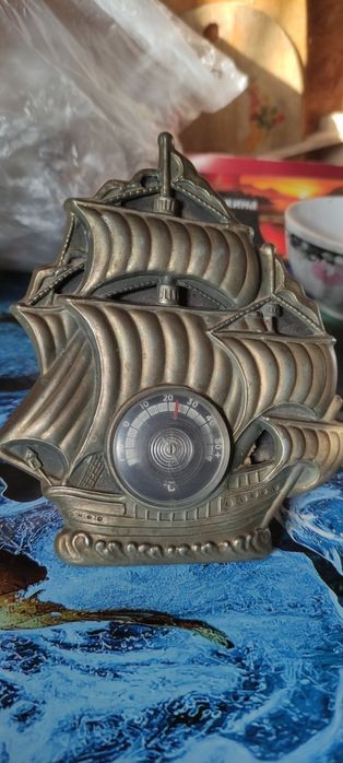 Продам термометр комнатный