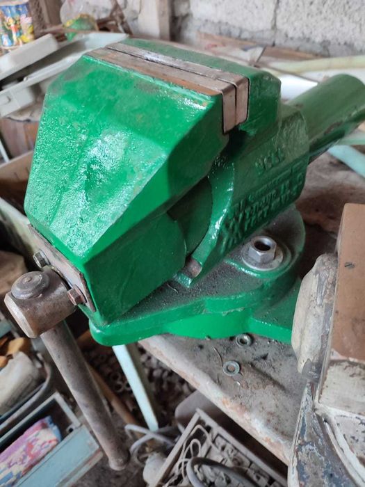 продаются тиски  большие