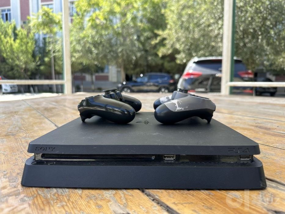 PlayStation 4 Slim sotiladi

PS4 Slim yaxshi holatda sotiladi.
Komp