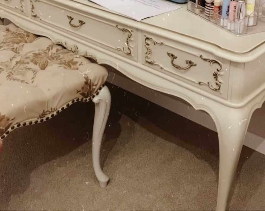 Mobilier camera fetita