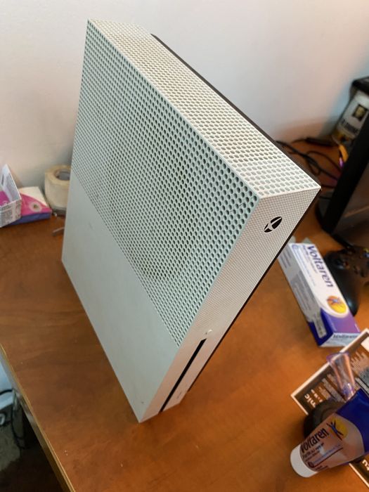 Xbox One S 512 GB , Monitor samnsung 60HZ