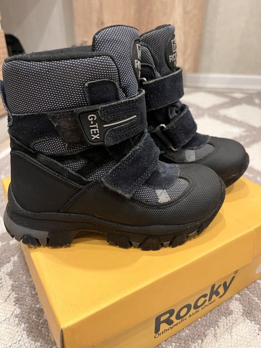 Продам детскую обувь