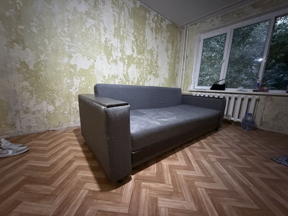 Продам диван серый