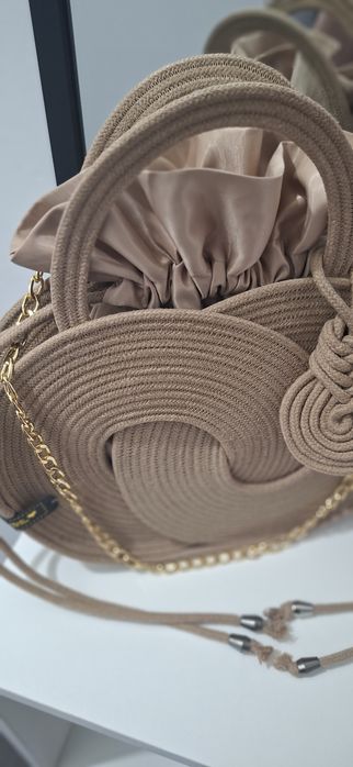 В продаже сумочки ручной работы.