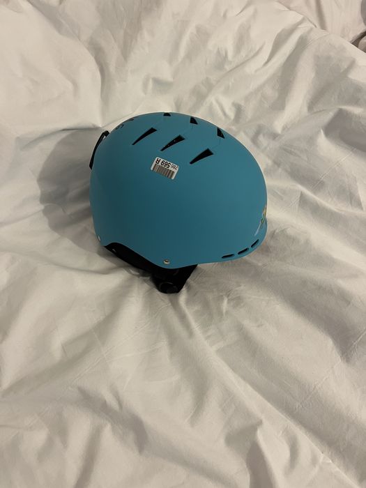 Каска за ски с очила към нея