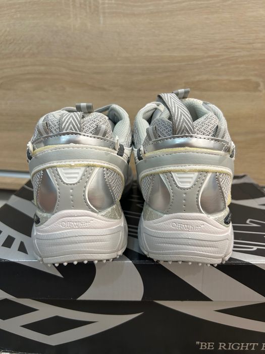 Vând Off-White “Be Right Back”