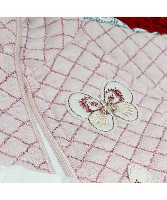 Set 3 piese , geaca roz pal, bluza maneca lunga si blugi