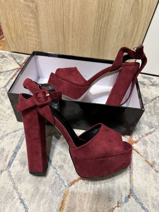 Продаю бардовые босоножки