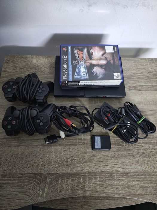 Vând PlayStation 2