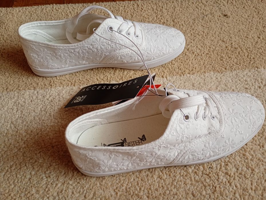 Vând teniși albi noi 39