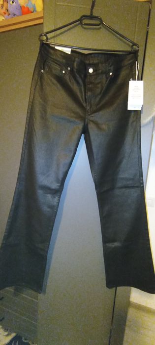 Pantaloni negri cu aspect peliculizat