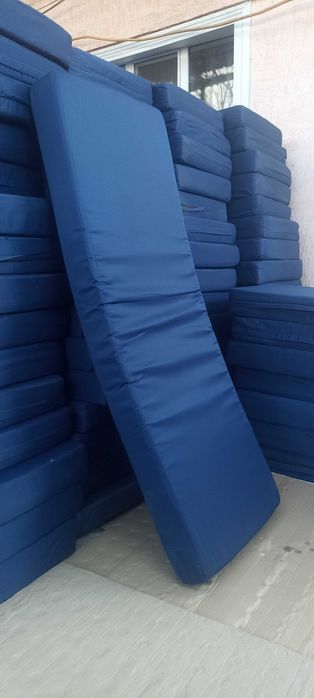 матрасы продам из губки с чехлом