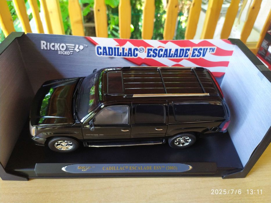 1 : 18 Метален модел на Cadillac Escalade ESV 2003, Ricko
