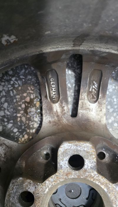 Vand set jenti aliaj cu cauciucuri in stare buna.