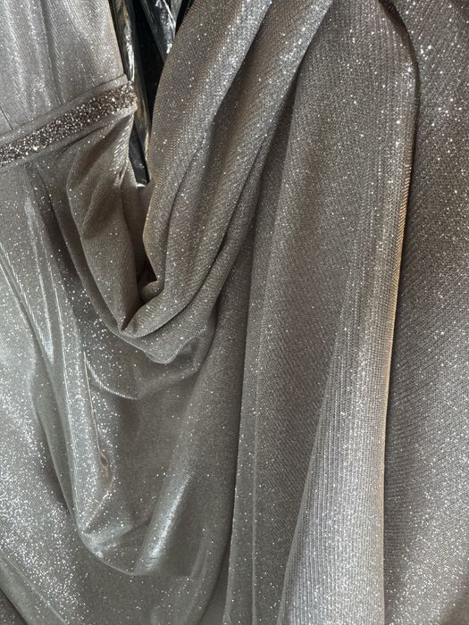 Елегантна лъскава рокля