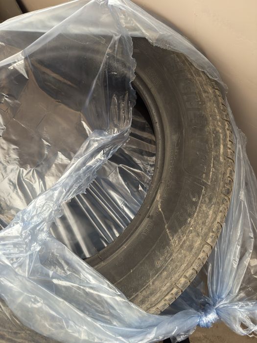 Продам шины Michlelin R18 235/65