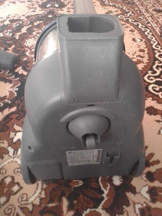 Продам пылесосы.