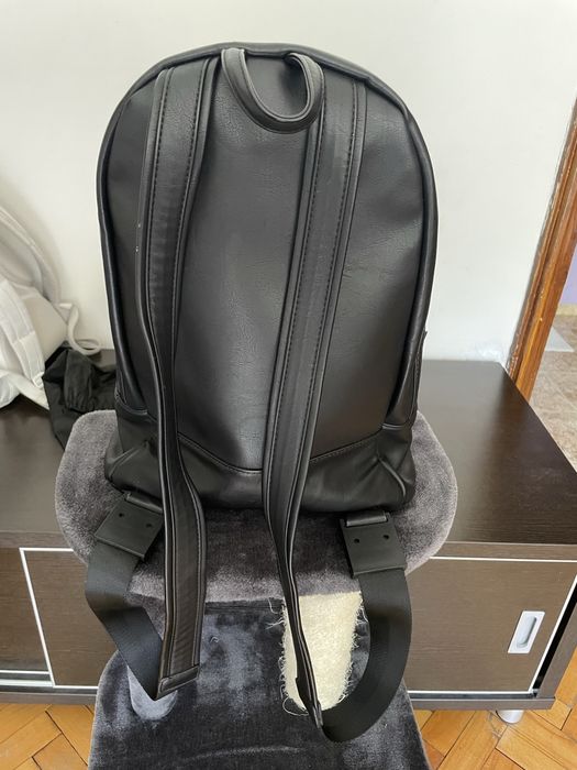 Продавам черна раница Sisley от еко кожа с неонова подплата