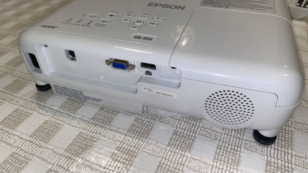 Проектор Epson EB-E01 в отличном качестве