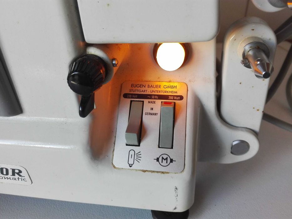 Киномашина Bauer T 10 R и стара японска пишеща машина. .