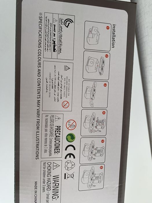 Малка зелена кухня със светещи котлони, пара и мивка с вода