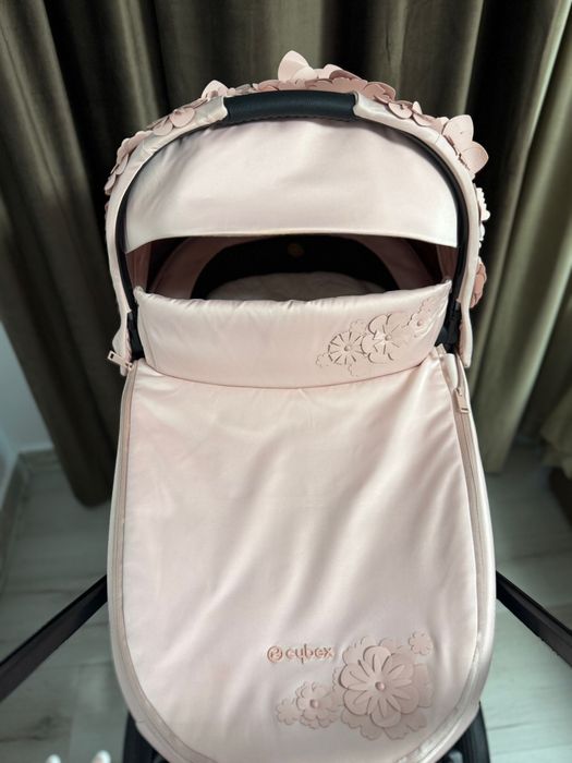 !!!9000 lei!!! Vand carucior Cybex Simply Flowers Pink 3 in 1 !