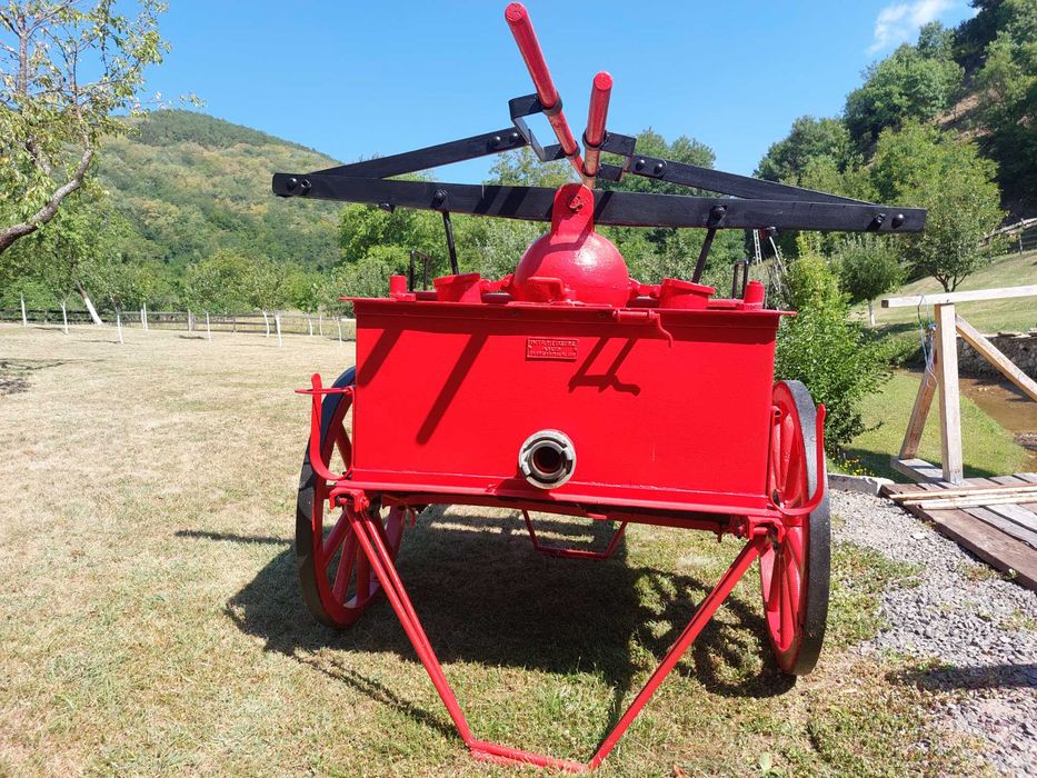 Pompa de stins incendii rustica-obiect de decor/ colectie
