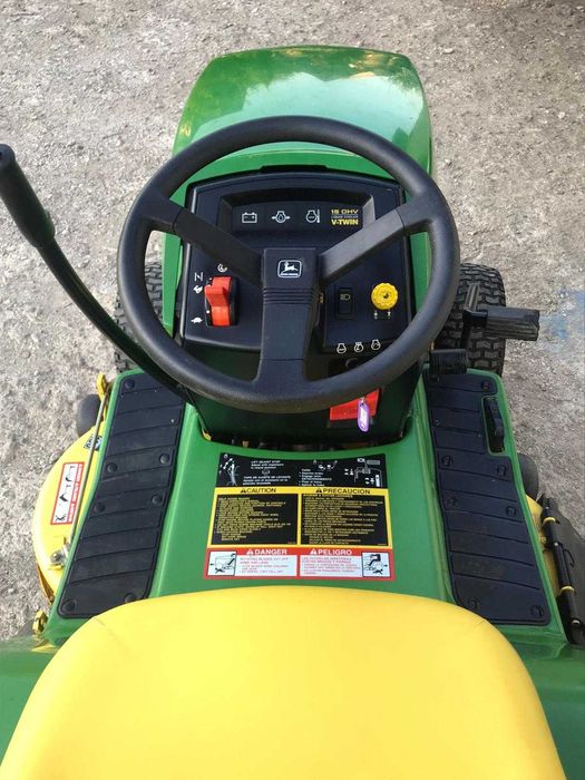 Tractoras gazon JOHN DEERE,2 pistoane
