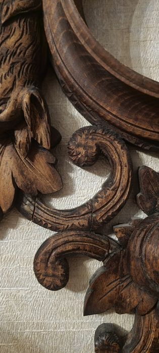 Дърворезба от орех със термометър и отвор за часовник или барометър