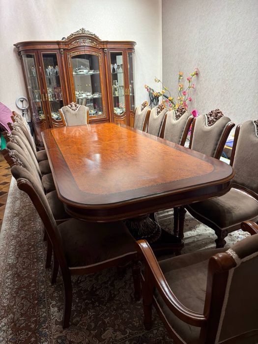Элитный классический обеденный гарнитур (стол + 10 стульев + витрина)
