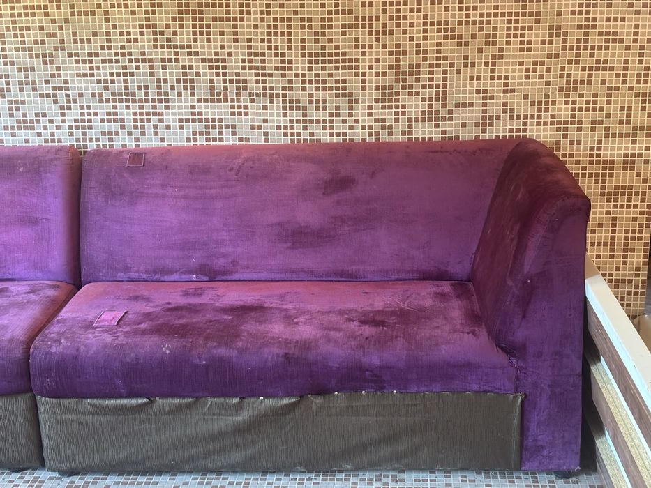 Фиолетовый диван