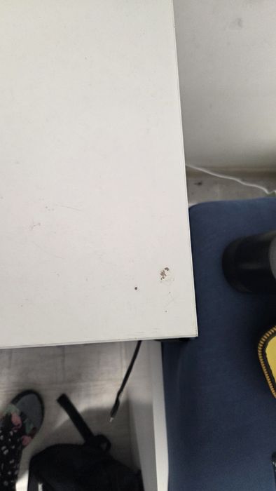 Продавам бял  скрин -икея