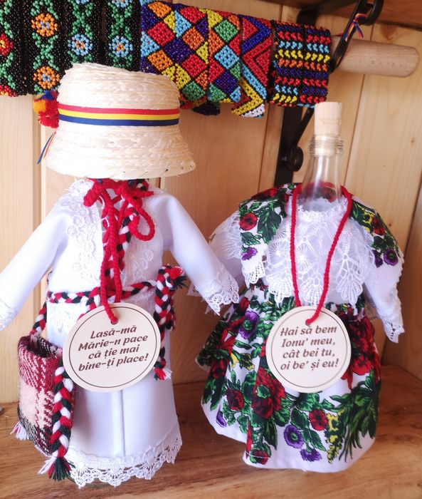 Sticle în straie populare de Maramureș