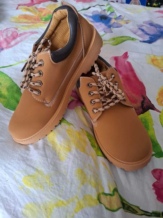 Bocanci noi cu eticheta maro