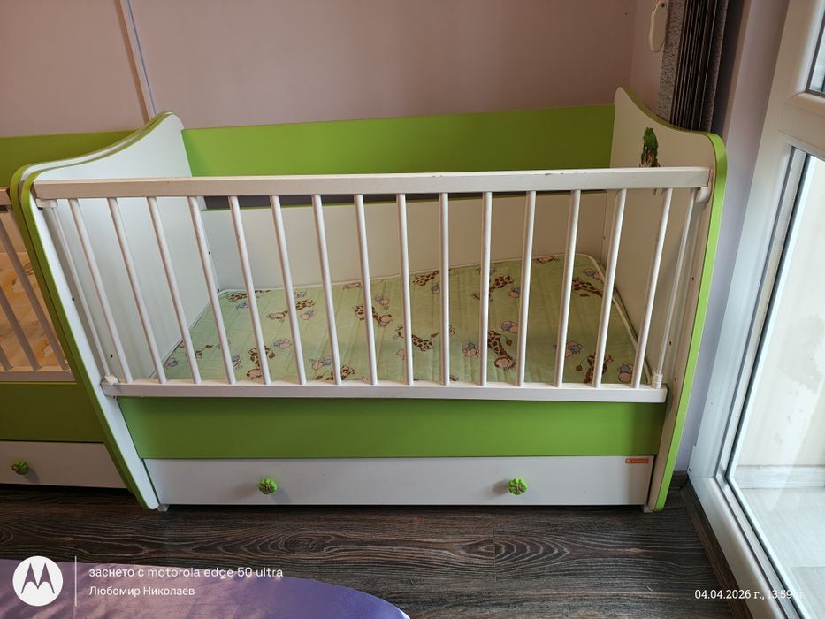 2 броя детски легла Lorelli с люлеещ механизъм.