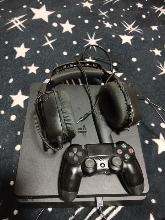 Vând ps4 slim impecabil foarte putin + căști gaming pentru ps + cablu hdmi se vinde doar dacă veniți personal la locație