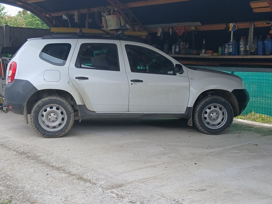 Vând sau schimb Dacia duster