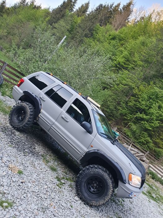 Vând cherokee wj 2.7